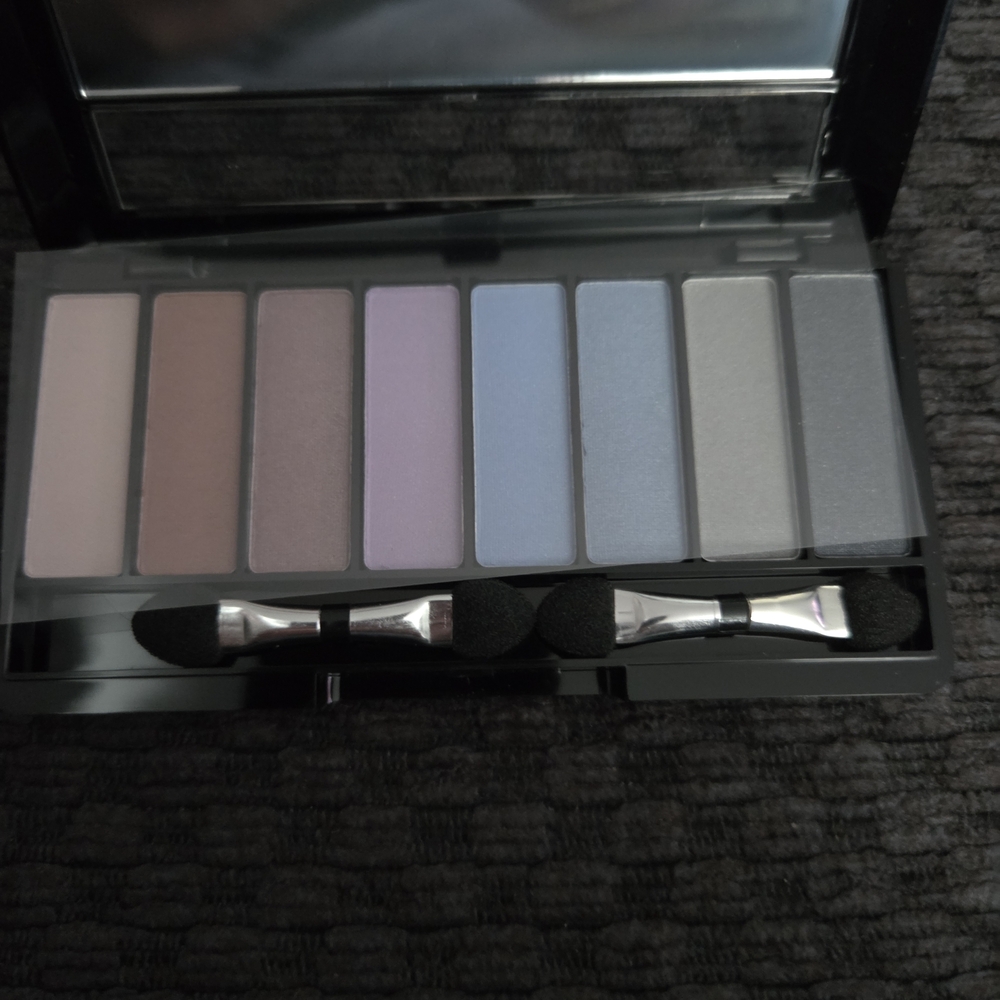 Avon Eyeshadow Palette with Soft Neutrals and Cool Hues